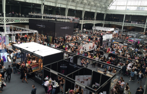 blog image people at trade show, large signage and retractable banners